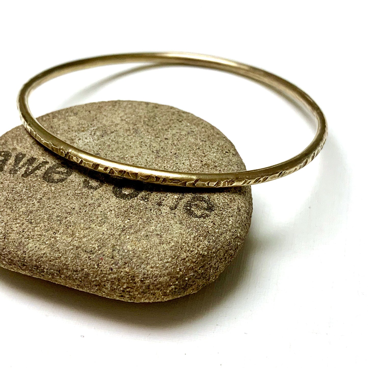 PATTERNED BRASS THIN BANGLE - CIRCLE OF LOVE TALISMAN