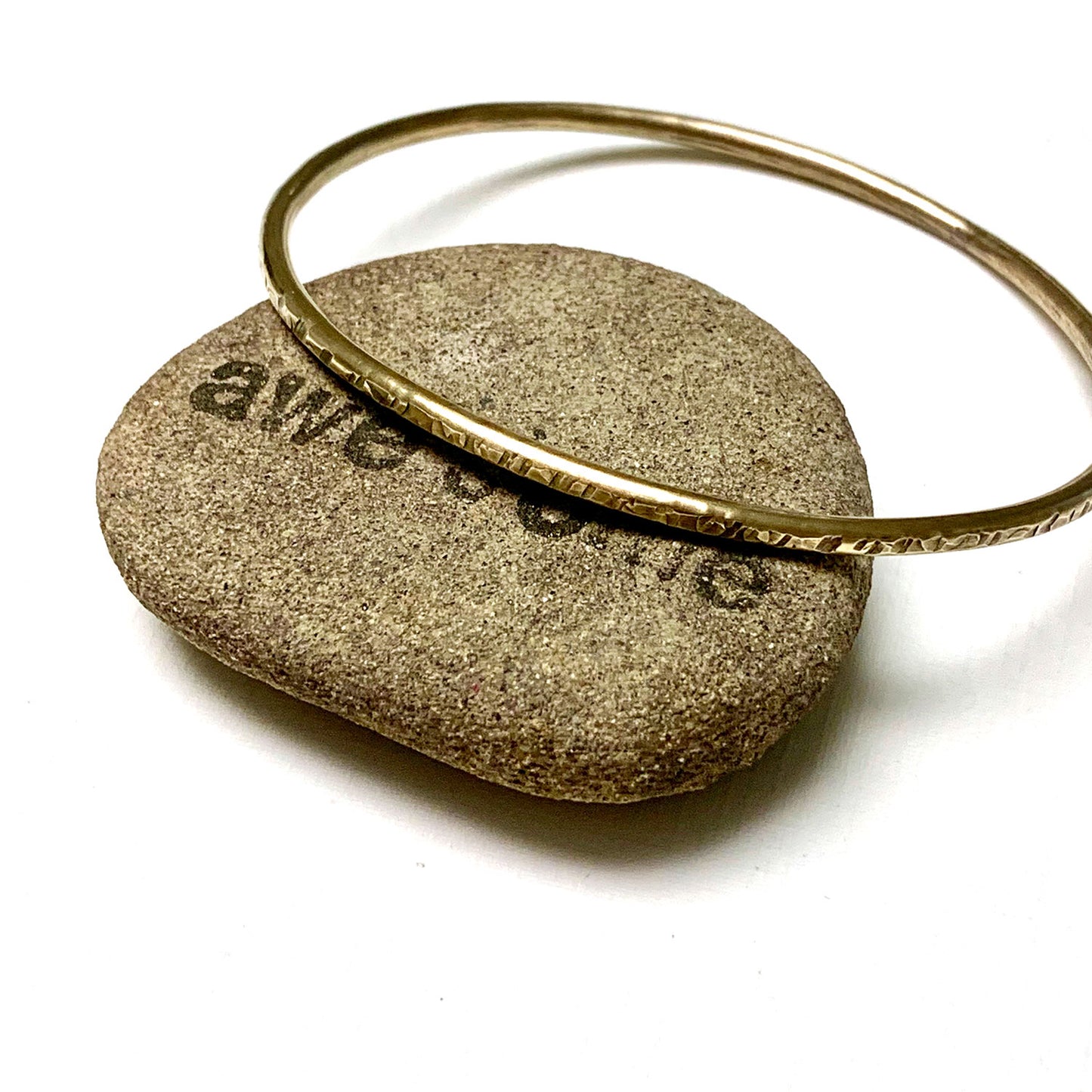 PATTERNED BRASS THIN BANGLE - CIRCLE OF LOVE TALISMAN