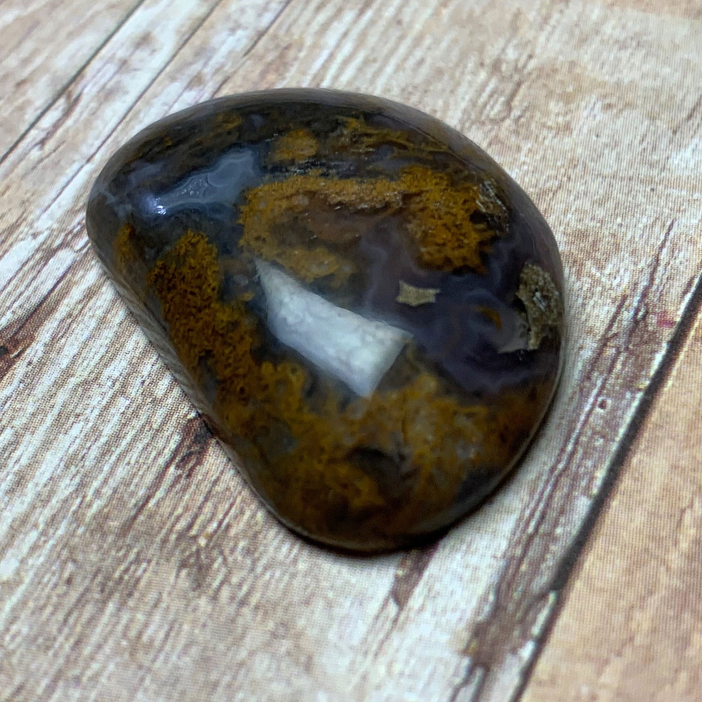 UNKNOWN AGATE CABOCHON. FREEFORM. BLUE. GOLD. 31MM x 21MM x 7MM.