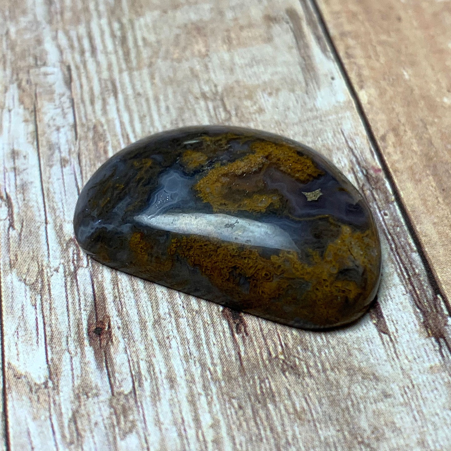 UNKNOWN AGATE CABOCHON. FREEFORM. BLUE. GOLD. 31MM x 21MM x 7MM.