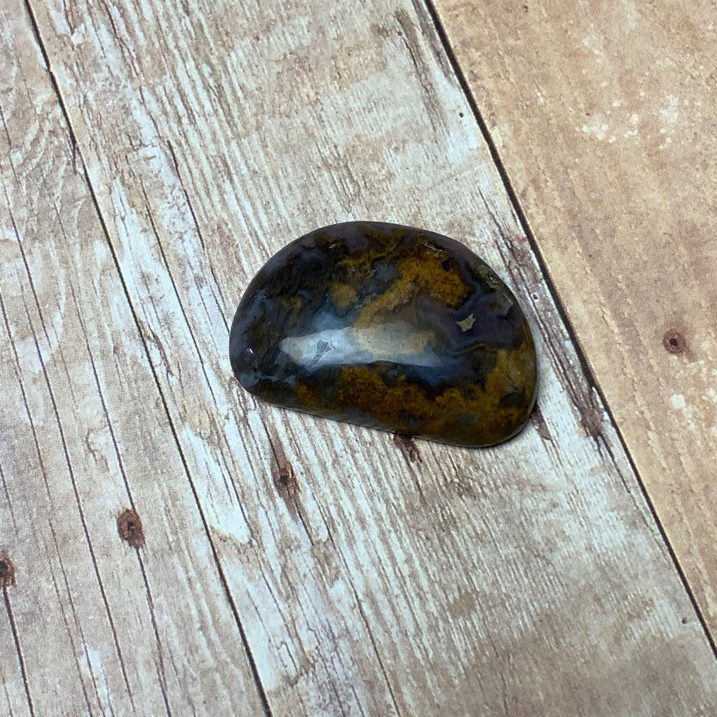 UNKNOWN AGATE CABOCHON. FREEFORM. BLUE. GOLD. 31MM x 21MM x 7MM.