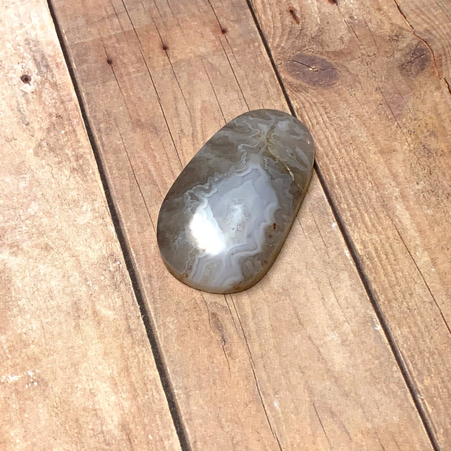 GHOST SEAM AGATE CABOCHON. OVAL. TAUPE. WHITE. 40MM x 24MM x 7MM.